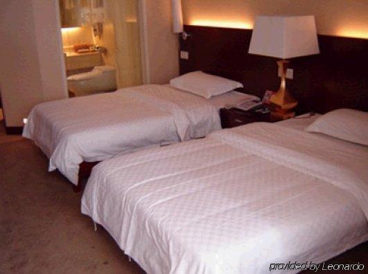 Bluesky Hotel Guangzhou Room photo
